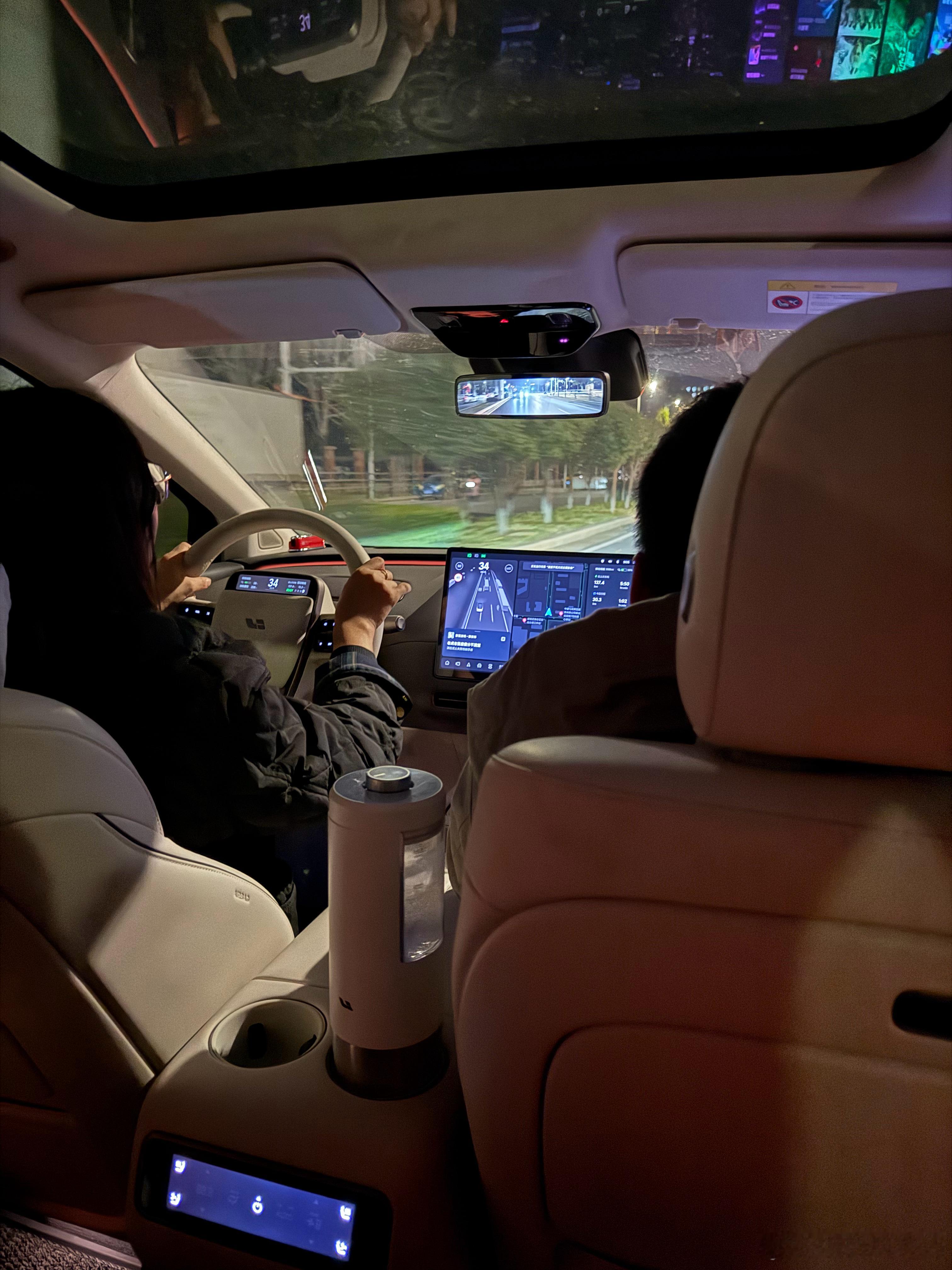 最近i8真的多了，吃个饭出个停车场两个白色、一个银色…