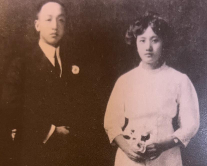 1925年，连生4女的董竹君，为圆丈夫儿子梦，冒死怀第5胎。她浑身浮肿肚大肥圆，