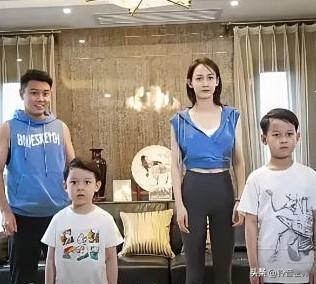 王皓妻子个子高，身材好，有欧美女人的漂亮气质。俩儿子大多地方像妈妈，看起来像异国