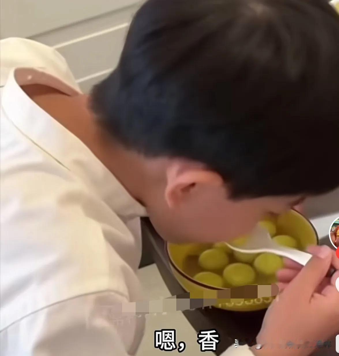 张兰开始练箖箖这个“小号”了，箖箖的智商和情商都随妈妈大S啊！啥东西都是