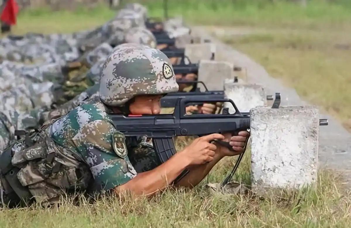 我国步枪为何不广泛装备瞄准镜？有人说是军费不够，也有人说是轻武器技术落后。这话如