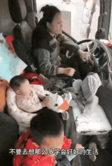 这个女人疯了！货车女司机离婚带俩娃，为了养孩子贷款买货车，让孩子睡车上，很多男司