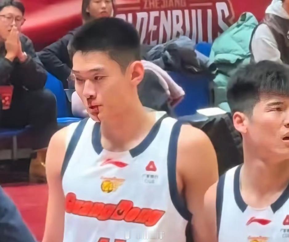 杜锋彻底掀翻桌子了！CBA常规赛第二轮，广东客场挑战浙江队比赛中，新星王洪泽被打