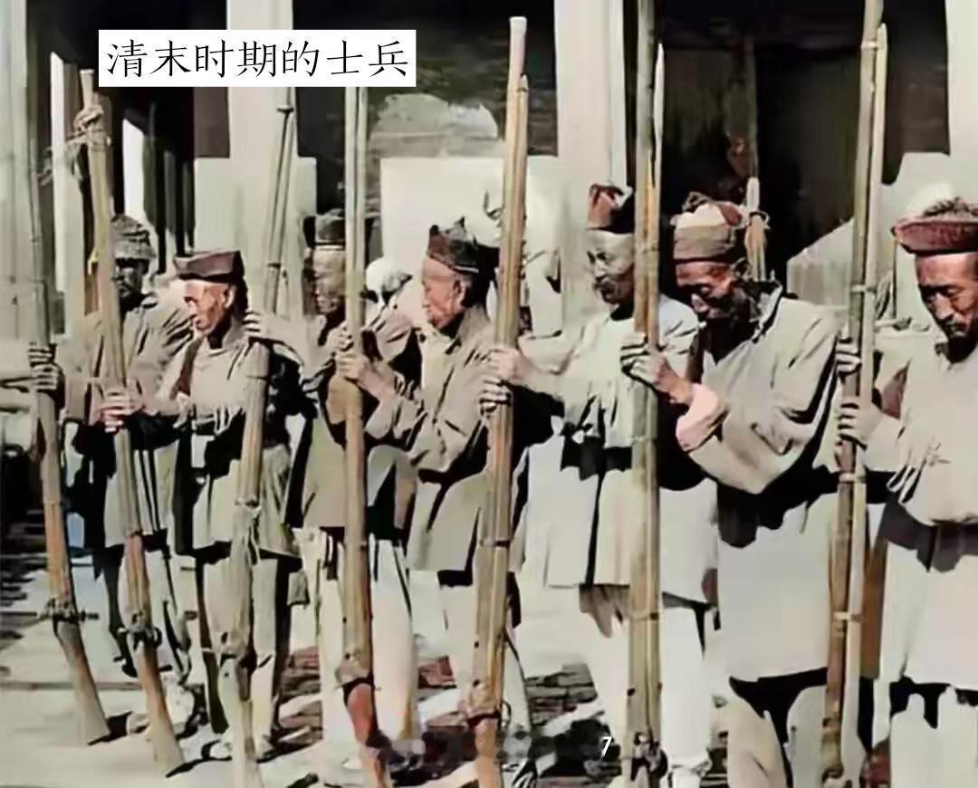 清末士兵服装不整齐是常态，从1910年莫理循拍的新疆旧照可见一斑，喀什的“混搭”