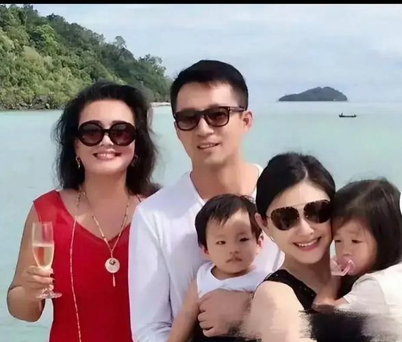 大S和汪小菲婚后共育有两个孩子，女儿小玥儿和儿子汪希箖。当年大S为生育两个孩子打