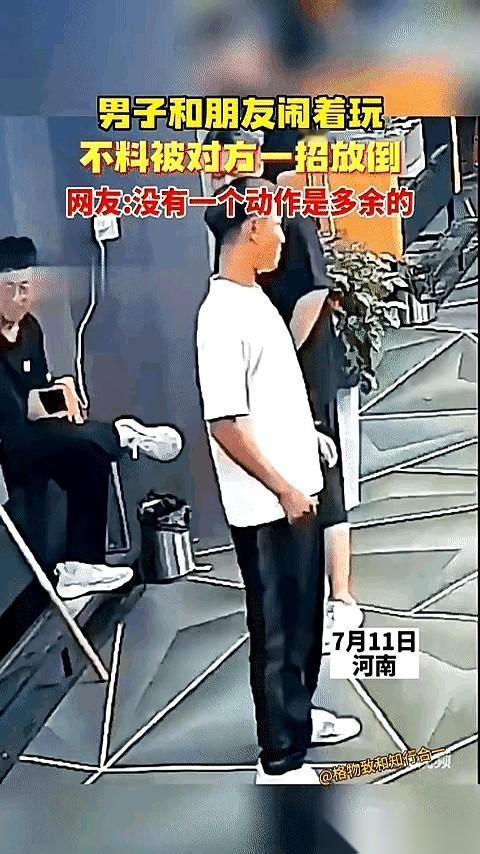 他真以为人家是棉花做的。一下一下地撩拨，踢人家腿，还笑嘻嘻的，觉得自己特别幽默