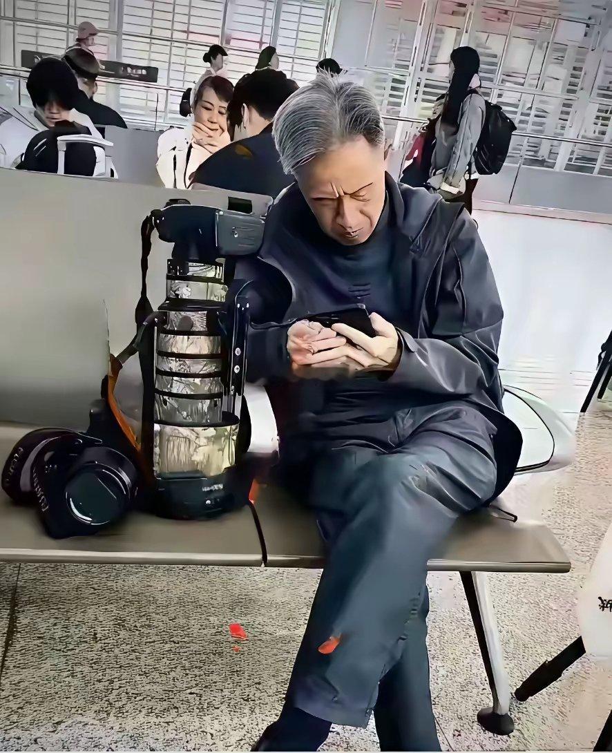 高铁候车室厅里，看到两位坐姿不同的中年人评论一下修养哪位好​​​
