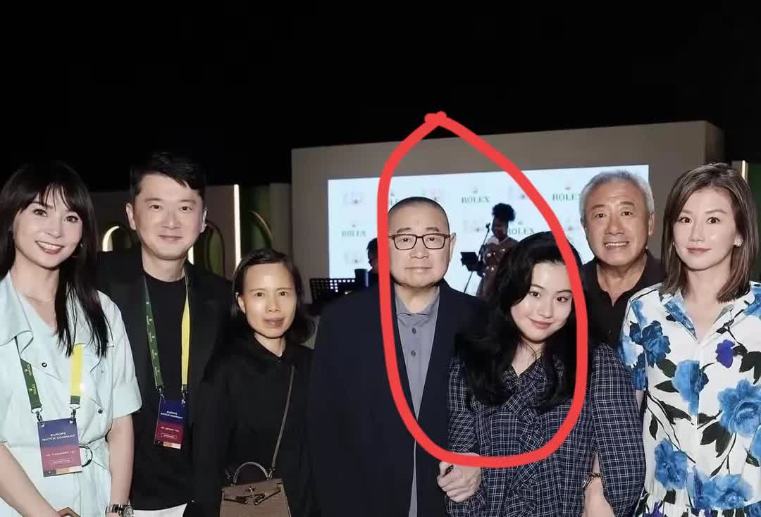 17岁的刘秀桦跟着父亲刘銮雄一起参加活动，身材微胖，长相甜美。记得她刚出生以