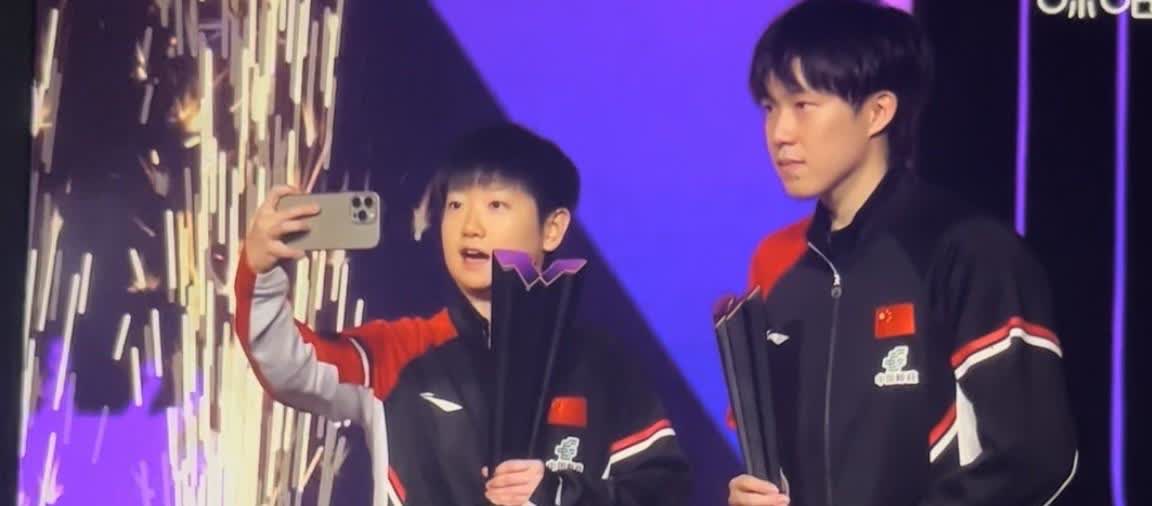 头：我把雨果好一顿揍，为了不让你等太久，我速战速决剃他光头！莎：为了让你多歇会儿