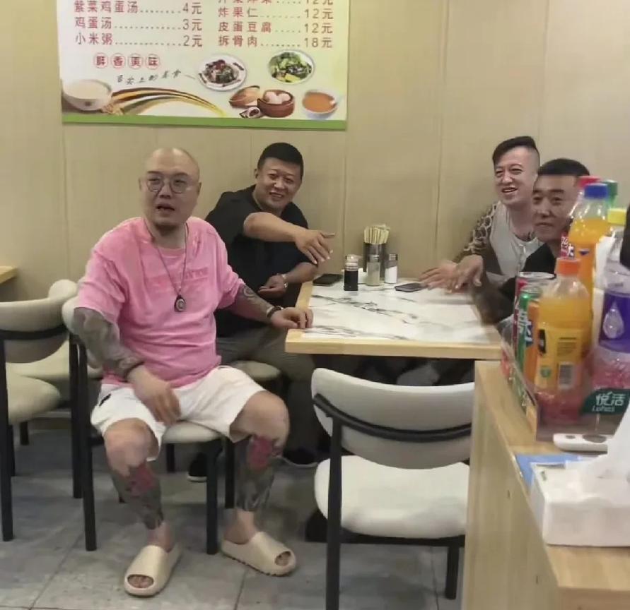 杨威是杨少华先生的长子，是杨议的亲大哥。杨议和杨威的关系并不融洽，杨威的弟子大