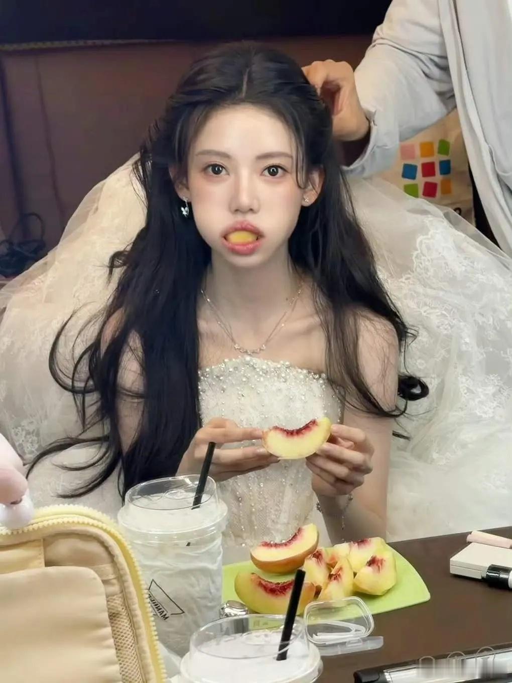 她为什么总是喜欢含着食物拍照