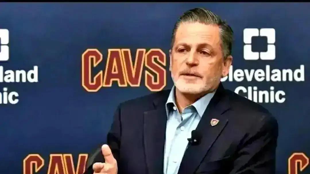 1.詹姆斯愿意詹姆斯在湖人队过得并不开心，管理层着力围绕东契奇打造争冠阵容，詹