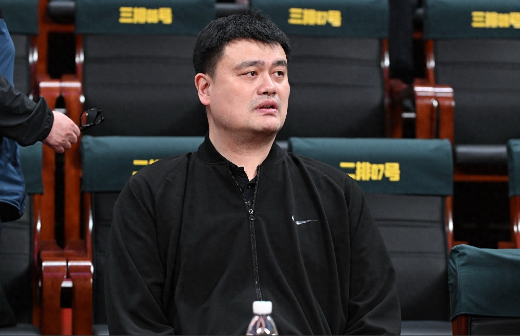 在NBA中国赛期间，姚明表示要与球员工会执行董事伊戈达拉聊聊自己的养老金问题。