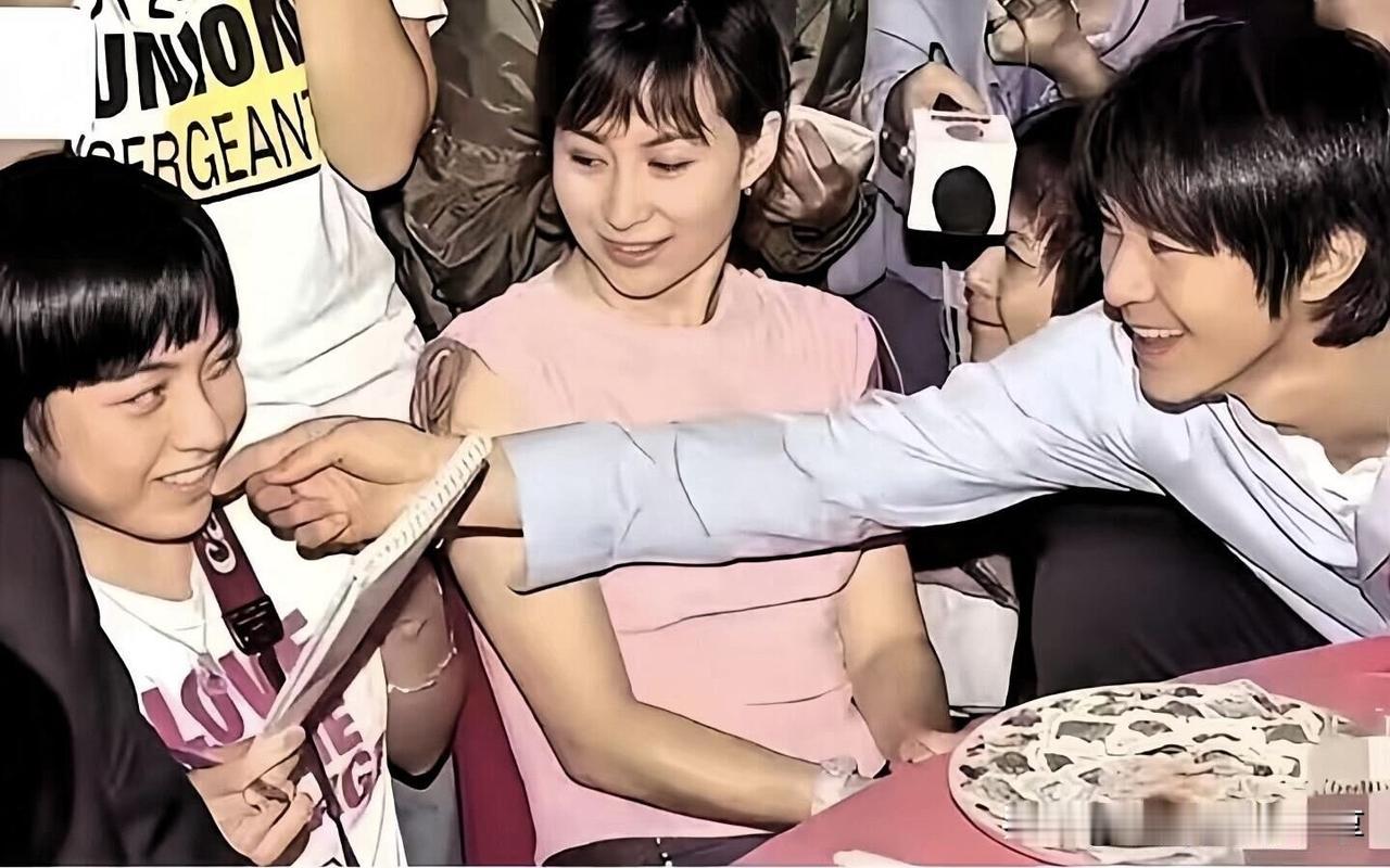 这张老照片中很多人都能认出电影巨星周星驰，还有温婉大气的美女何超琼，他们又年轻又