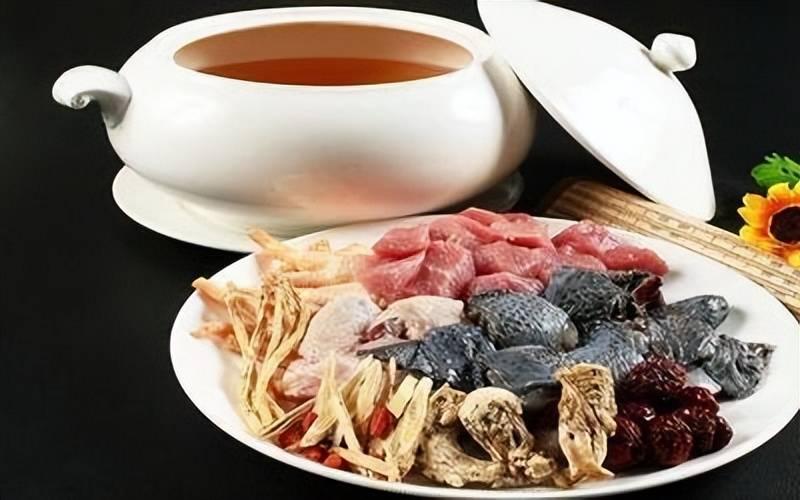 老中医：凡喉咙痒而咳的人，不是痰多，而是风邪没排出去，教你祛风止咳很多人感冒