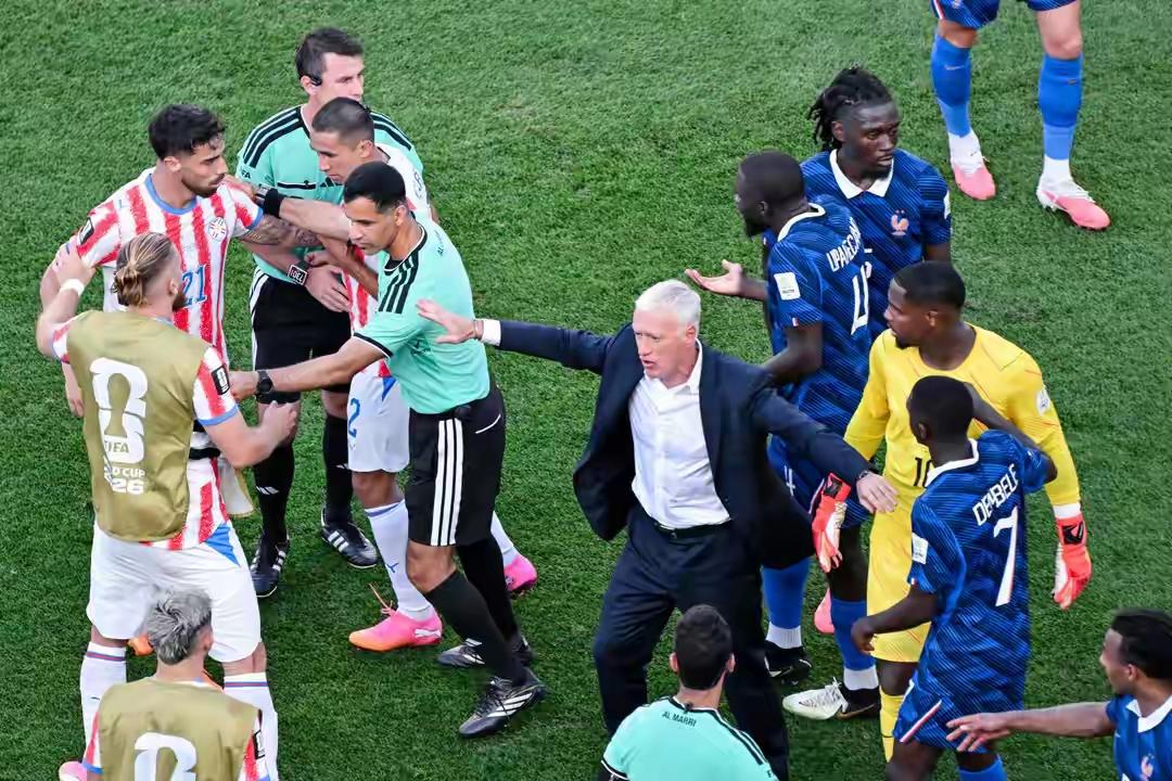 法国队1-0巴拉圭，主裁判为什么会无视巴拉圭球员犯规，背后到底有什么阴谋……？
