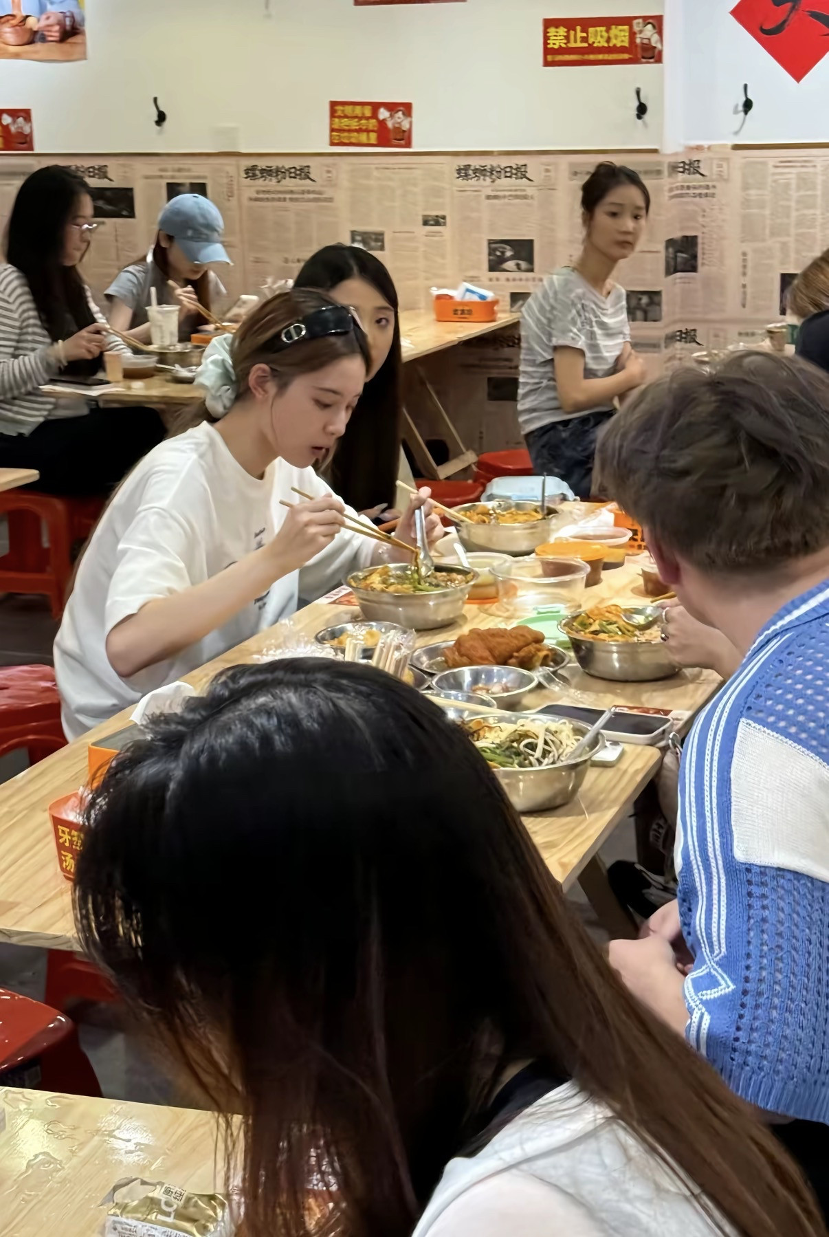 网友线下偶遇徐艺洋店里吃螺蛳粉，感觉她的脸越来越来辨识度了！刚开始官宣的时候都不记得她的脸，现在一秒