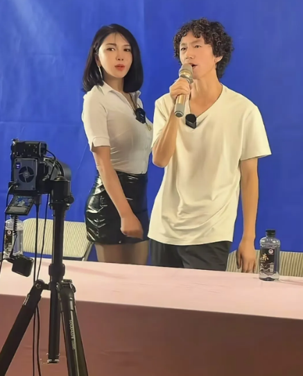 在跟庞麦郎进行完一场直播带货之后，龚玥菲主页已经删除了跟庞麦郎的照片。在过去几个
