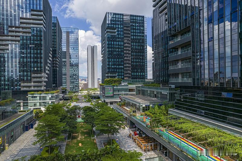2025年，南山成为全国首个GDP破万亿的地市辖区。站在1.4万亿的“十五五