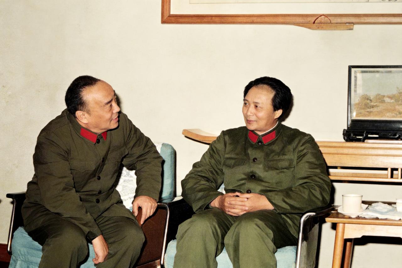 这是1983年杨尚奎接见古月。两人都穿着六五式军装。杨尚昆侧着身子坐着，而古月端