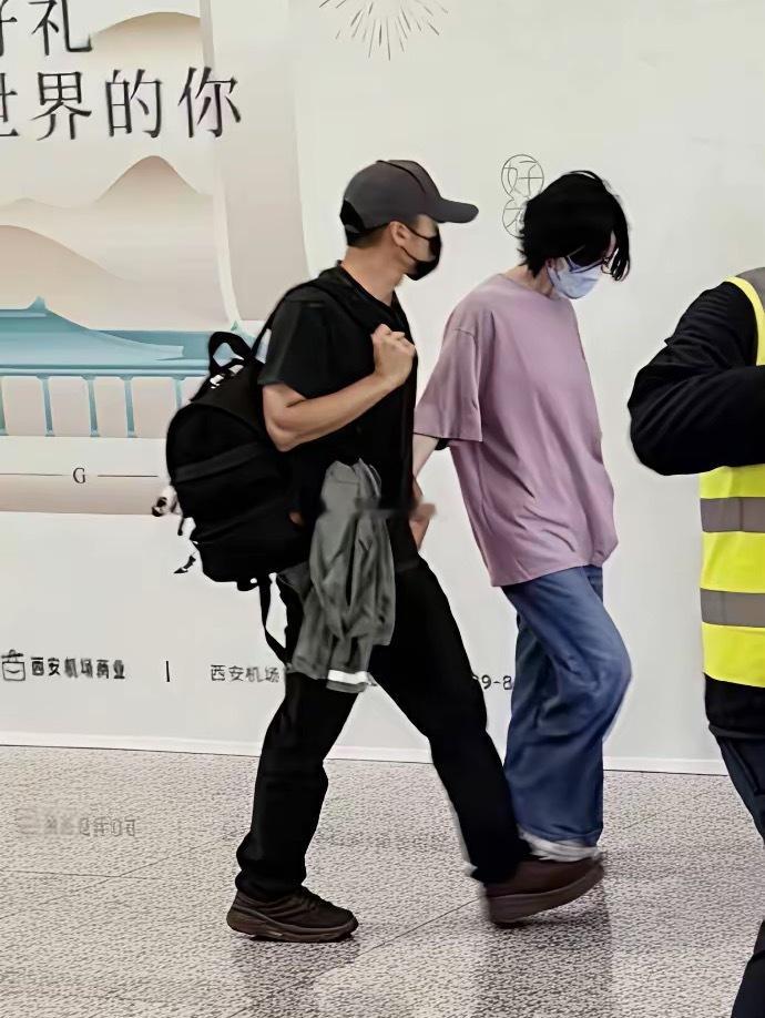 果然还是男人懂男人，我问我老公，谢霆锋那么帅，为什么王菲还不跟他领证？我老公白了