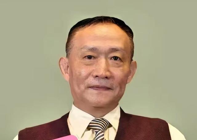 卢麒元曾言：“当今社会电商平台已成为新型大地主，流量收租，算法监控，垄断限流，全