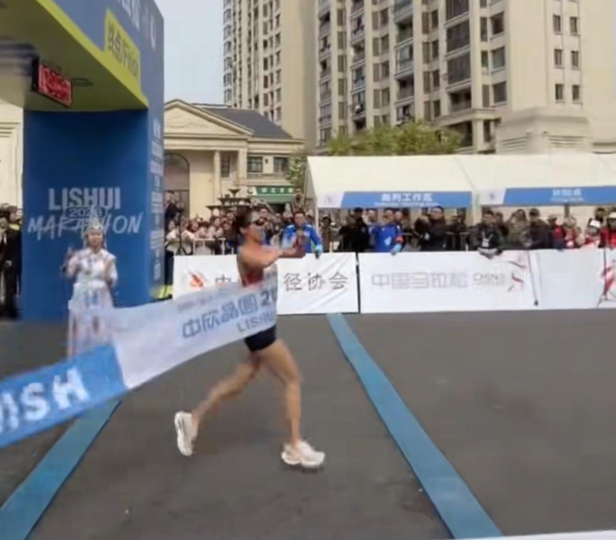 人生的选择，真的没有对错，只有适不适合自己。张水华在丽水马拉松上，直接跑出了