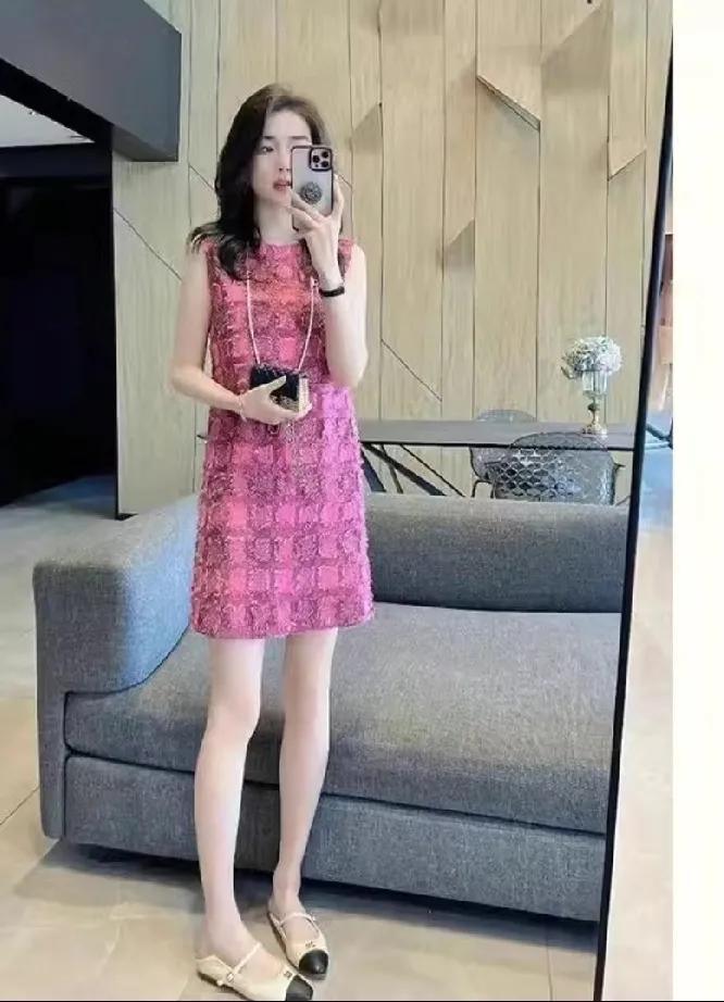 网上的衣服太便宜了，一条裙子比实体店便宜了好几百。前几天在印象城看到这条裙子，