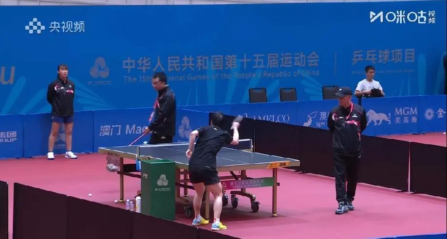 莎莎早上九点进馆，中午十二点半才出。没喝水，没歇脚，灯光不对，她就多练三小时。