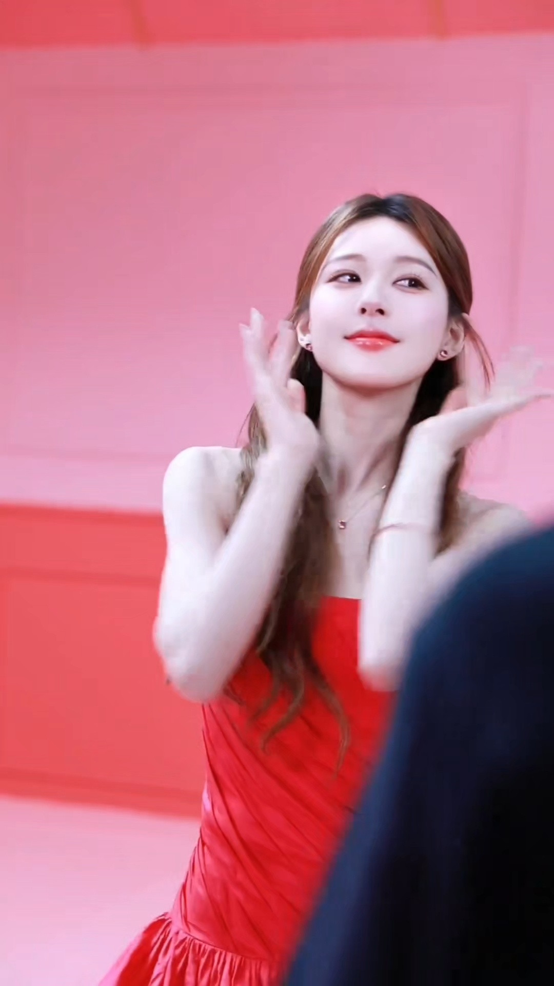 赵露思粉色仿佛为赵露思量身定制，元气又温柔，把她的清甜感完美释放，少女感扑面而