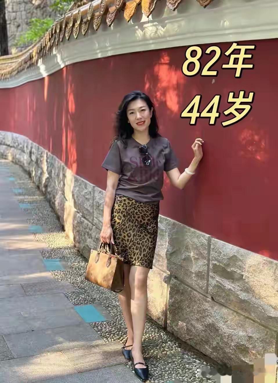 44岁虽然不再年轻了，可是这个美女颜值身材并没有失去原本的模样，照常端庄得体有魅