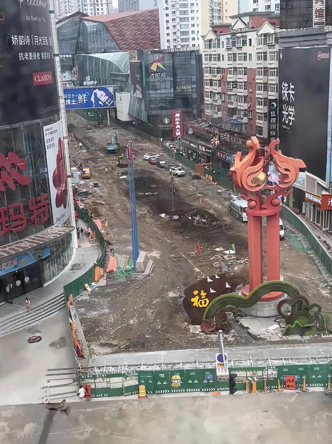 好消息！沈阳中街又修路了，期待满满！沈阳东中街步行街正施工修路呢，四周都用围挡