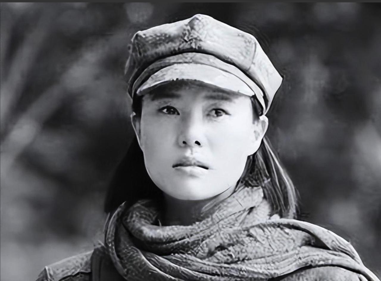 1937年，15岁女红军被绑刑场，闭眼待斩。敌军军官却摸着下巴打量：“她，我要了
