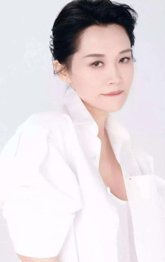 2014年，管虎筹资4000w开拍电影《老炮儿》，他找到冯小刚饰演角色“六爷”，