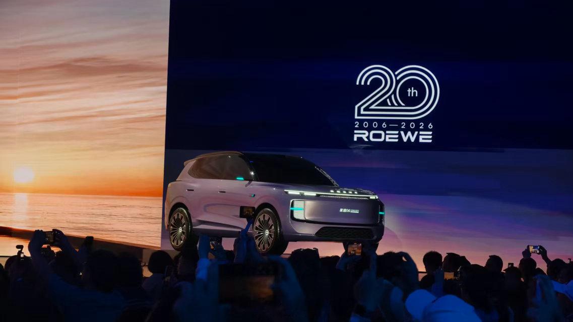 荣威的全新系列品牌-家越这是一台大五座概念车，激光雷达加上主流的外观设计，融合A