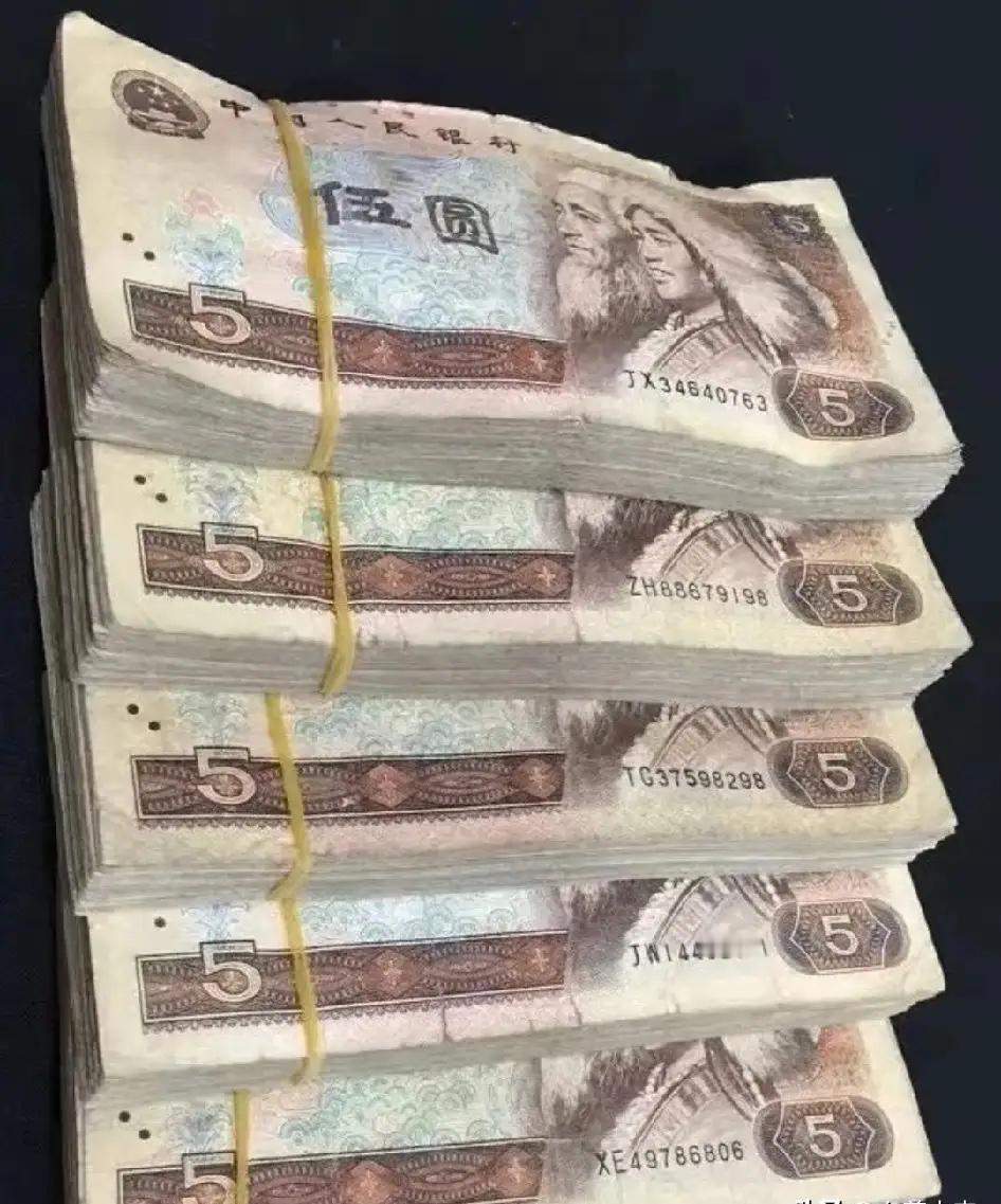 心如死灰！今天，我把收藏了几十年的1980年版5元纸币拿去市场找商贩接盘变现。一