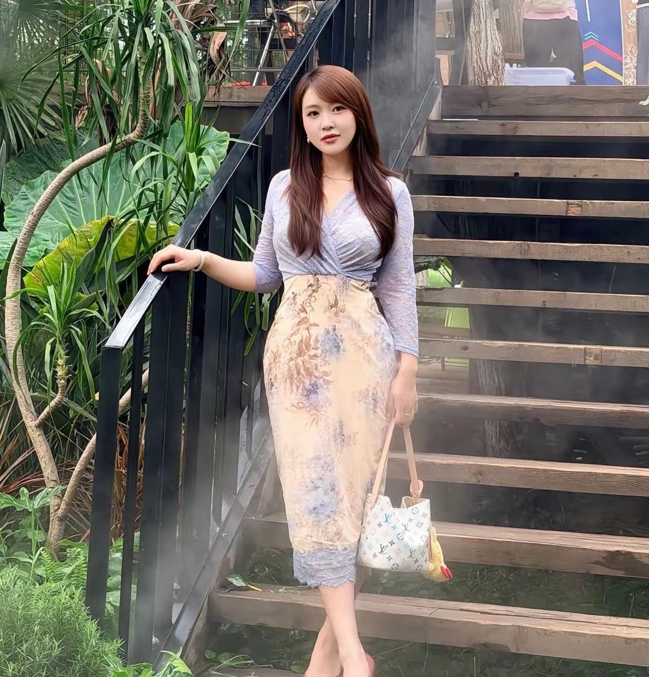 今日街拍，姐姐身材太好了吧[呲牙笑]