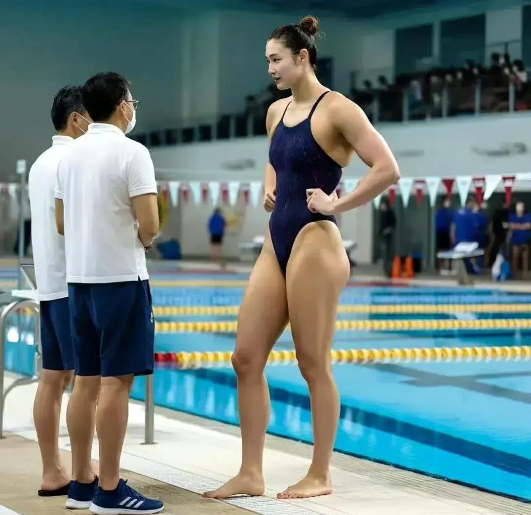 未来女游选手的体态都要向高大威猛的方向发展吗？估计图中三位女孩身高至少都在18