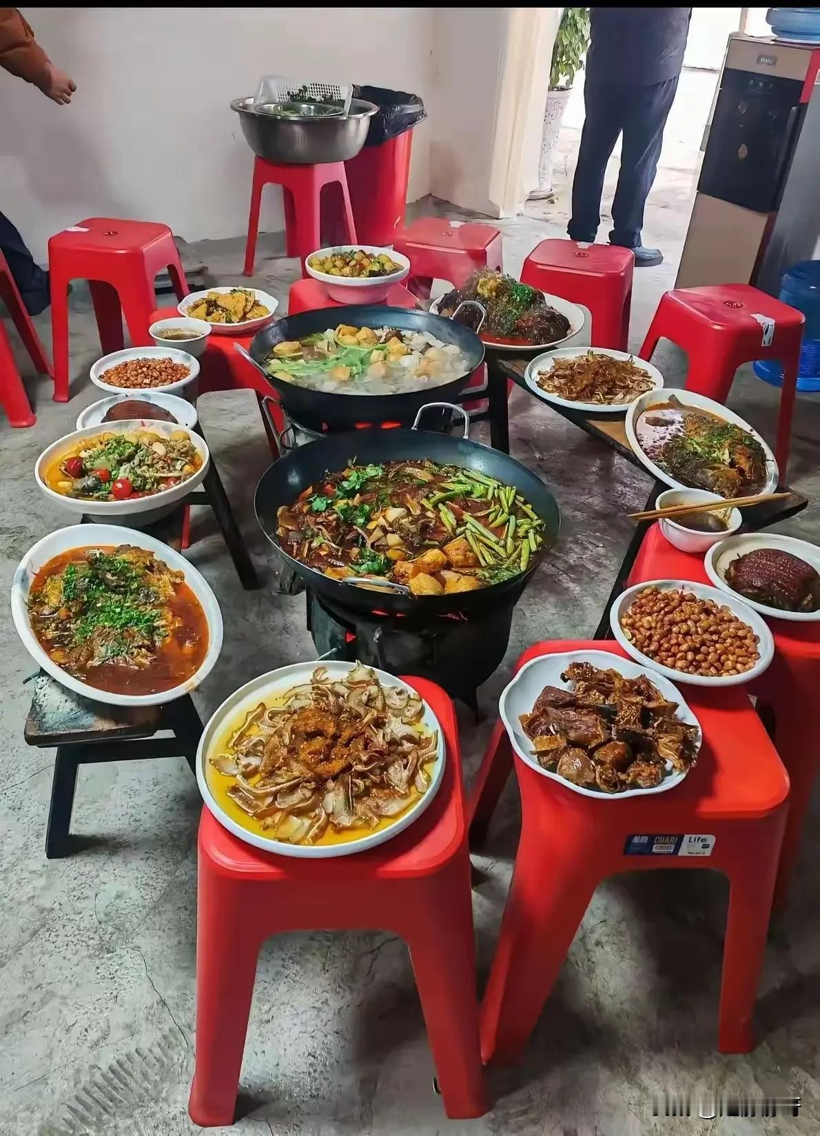 这是哪里的风俗？家里没桌子吗？