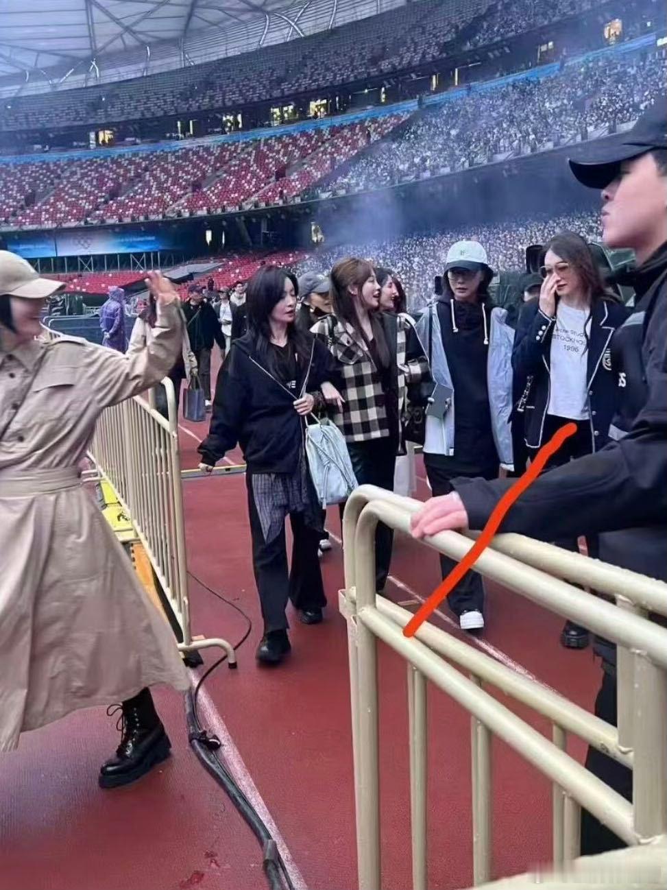 王珞丹看张杰演唱会哭了王珞丹在演唱会现场，泪水模糊了双眼，却还目不转睛地看着舞