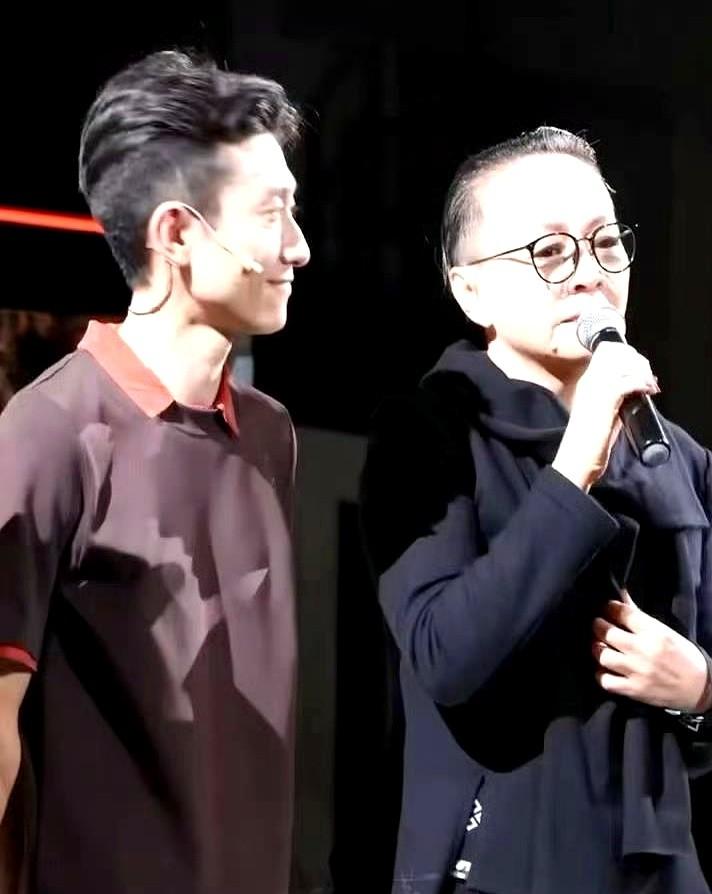 宋丹丹看张一山话剧哭到攥破纸巾？这事藏都藏不住了！12月5日慈善专场，张一山