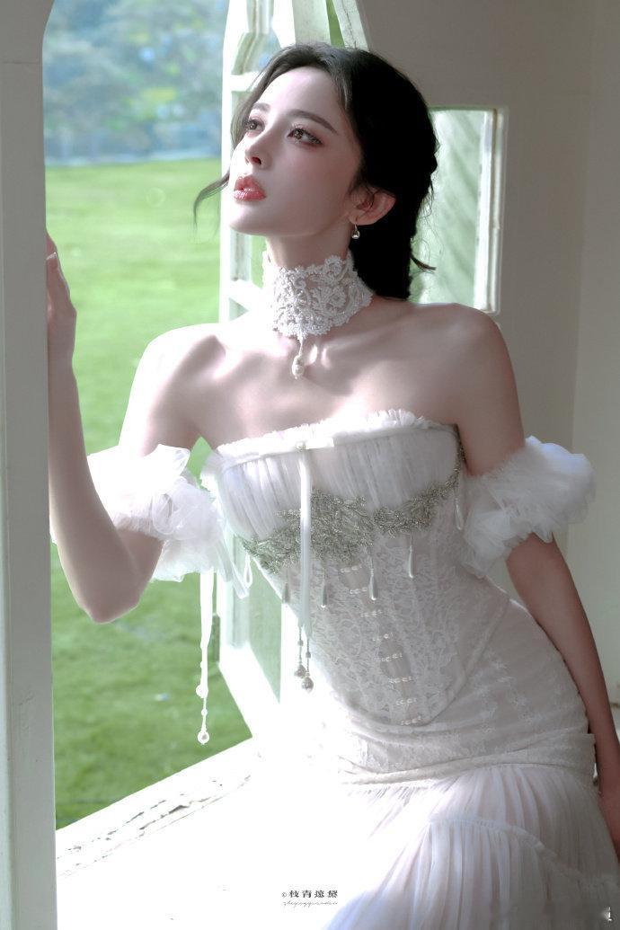 娜扎好权威的光绘镜头签娜扎的光绘镜头签真的太有说服力，不愧是权威话事人。听见粉