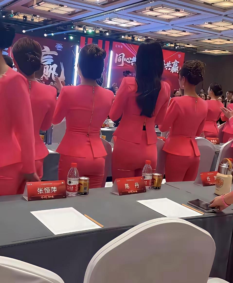 周末无聊没有事干，跟着闺蜜又出来参加这种更无聊的聚会，坐在台下看着几乎全部都是清