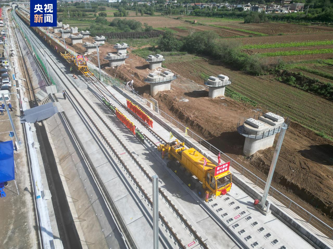 西十高铁正式启动全线铺轨，上下行铺轨任务共计512公里，其中陕西段337公里、湖