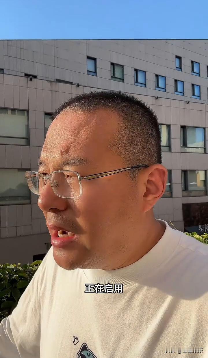 荷兰总部把晶圆断供，当成一张羞辱中国的牌。他们可能忘了，闻泰的仓库里，还堆着够