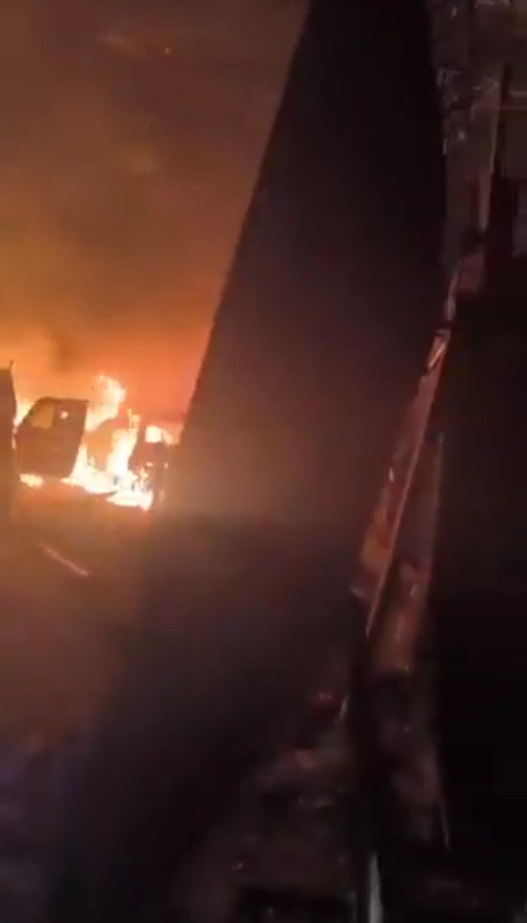 突发快讯：印度斯利那加的诺瓦姆警察局发生剧烈爆炸。警方官员表示，当晚11点20