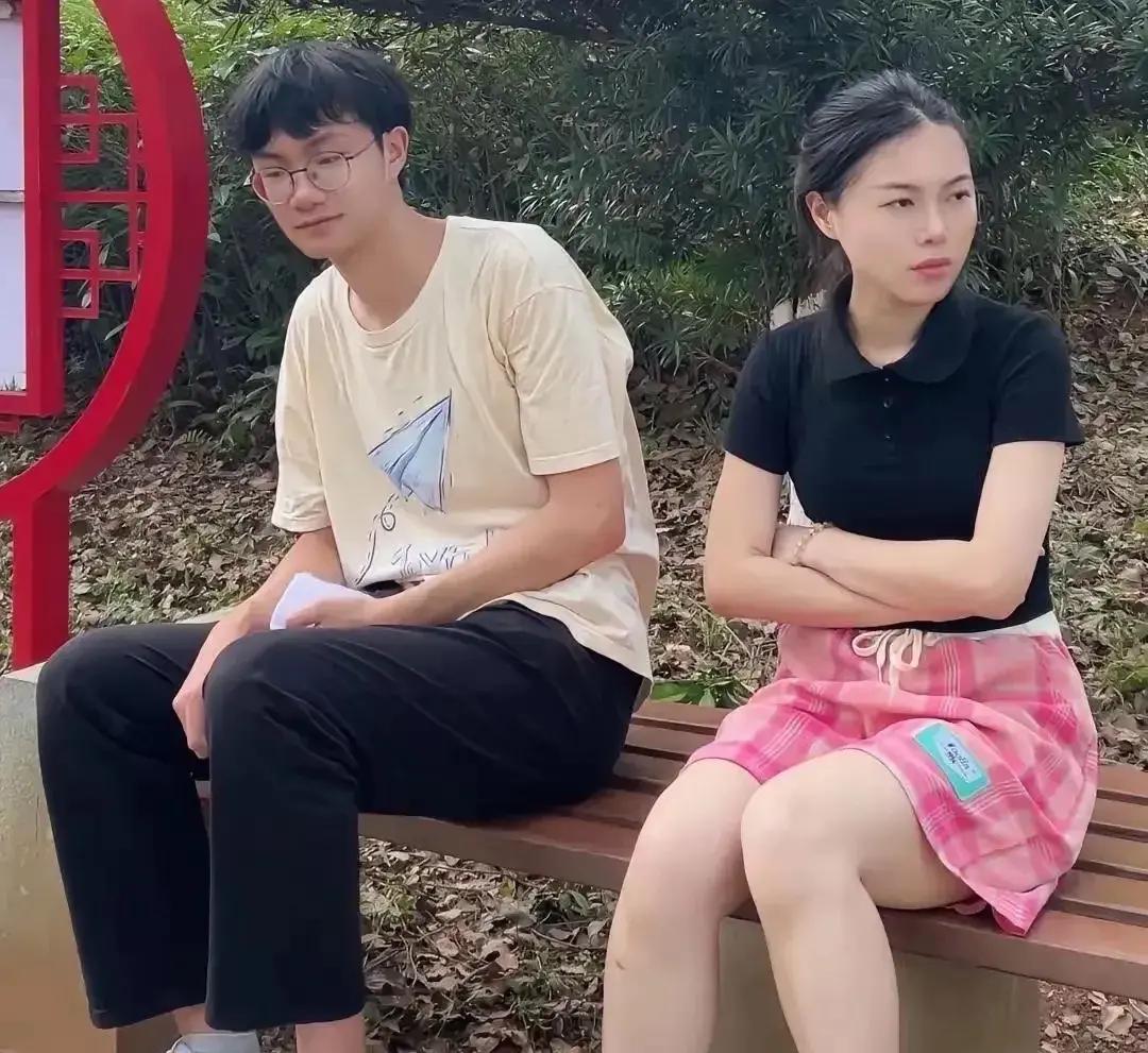 一场相亲刚坐下没几句，火药味就出来了，女方听到男生年薪三十多万，是程序员，直接抛