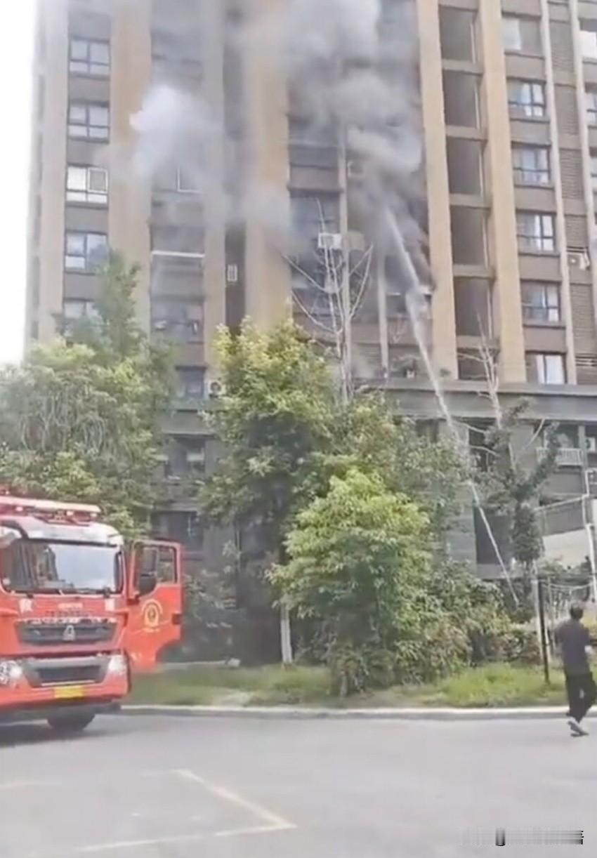 连云港母女坠楼，暴露的是老旧小区的历史欠账。十几年前建设的小区，消防标准宽松