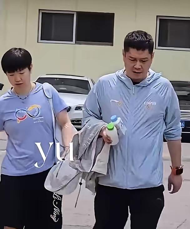最疼莎莎的人坐看台，该坐教练席的人却不在名单上。名单上没他，他自掏腰包买票坐