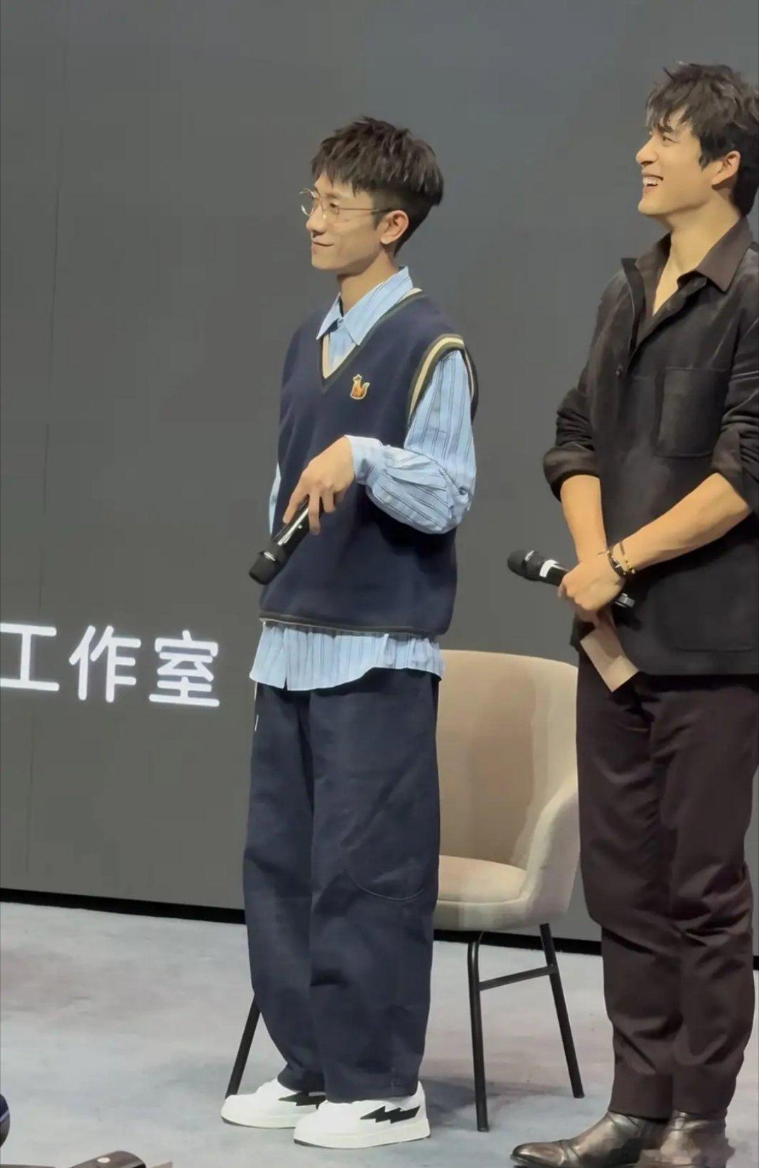 你能相信吗？33岁的张一山和33岁的韩东君同框亮相啦！但给人的感觉却大不一样，一